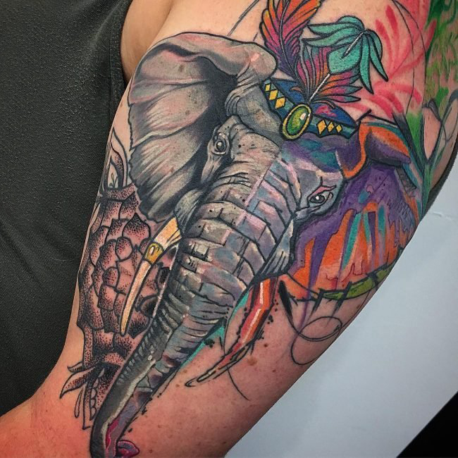 男生手臂上彩绘水彩素描创意精美大象纹身图片