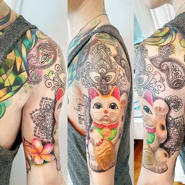 男生手臂上彩绘水彩素描创意可爱招财猫纹身图片
