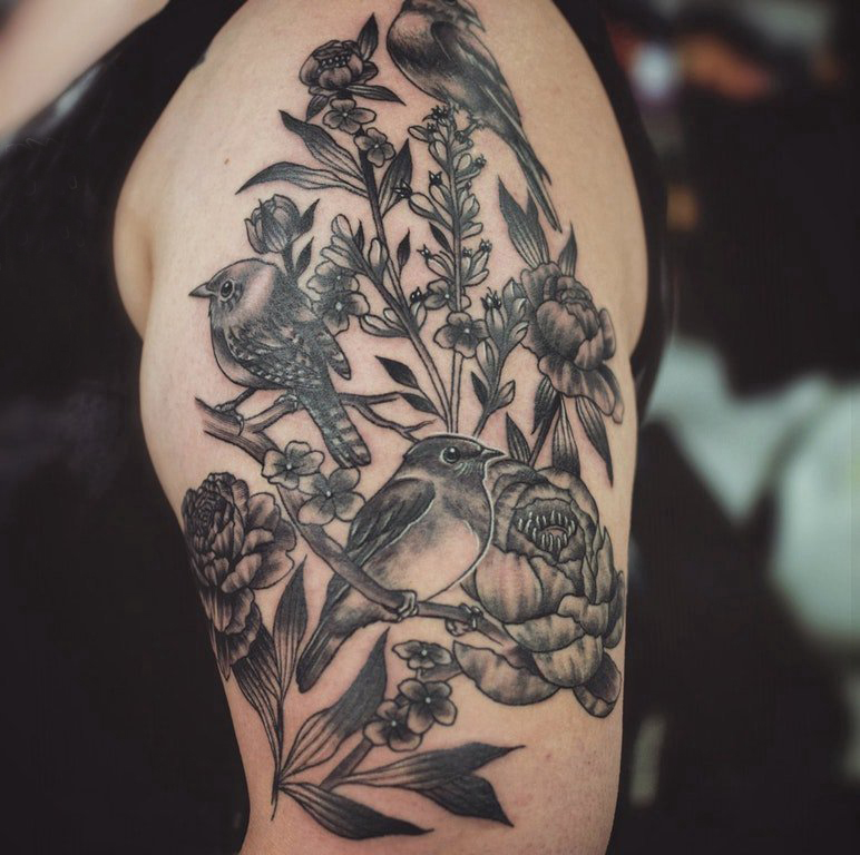 男生手臂上黑灰点刺简单线条植物花朵和小鸟纹身图片