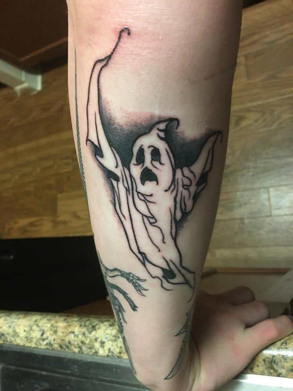 男生手臂上黑灰素描点刺技巧创意幽灵纹身图片