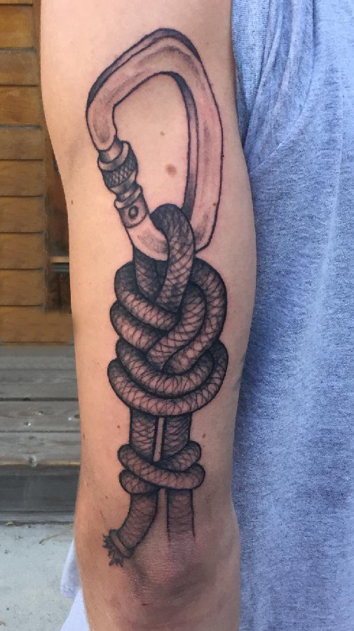 男生手臂上黑色点刺几何线条绳索纹身图片
