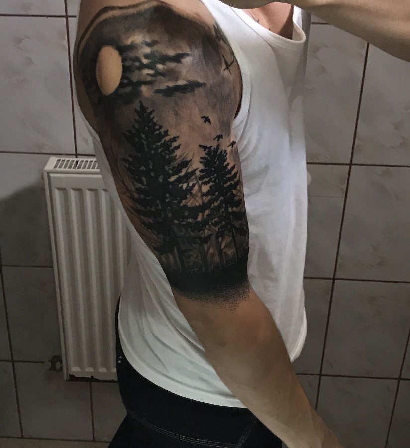 男生手臂上黑色点刺植物大树森林纹身图片