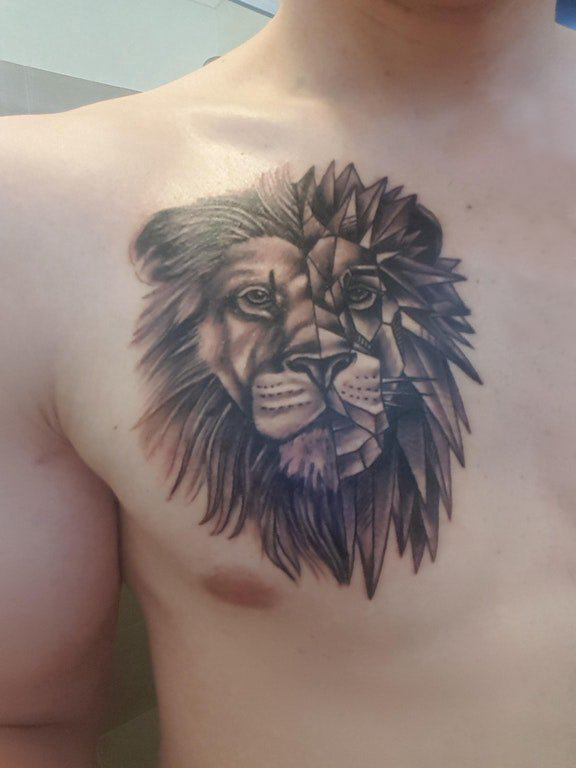 男生胸部黑灰点刺几何抽象线条小动物狮子纹身图片