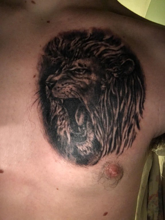 男生胸口上黑灰素描点刺技巧创意狮子头纹身图片