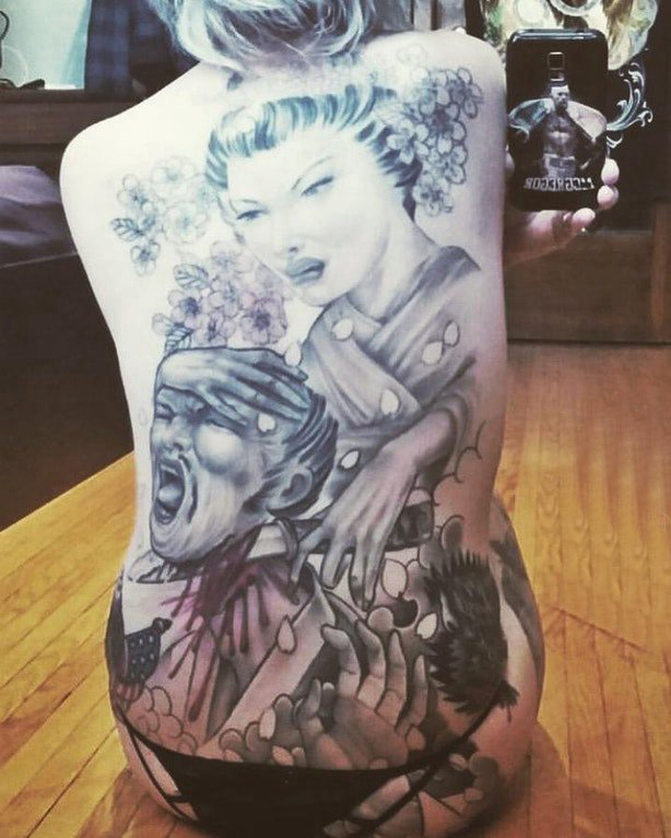 女生后背上 黑灰点刺抽象线条创意艺妓纹身图片