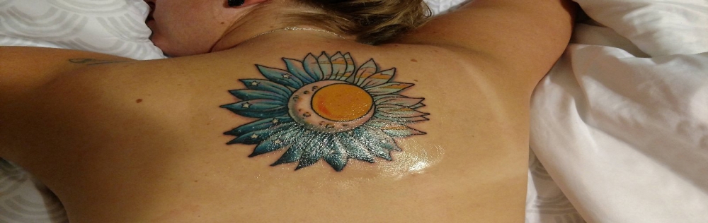 女生后背上彩绘渐变几何线条植物向日葵纹身图片