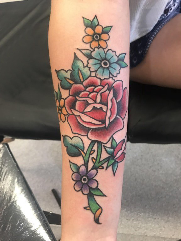 女生手臂上彩绘渐变简单线条植物文艺花朵和玫瑰纹身图片