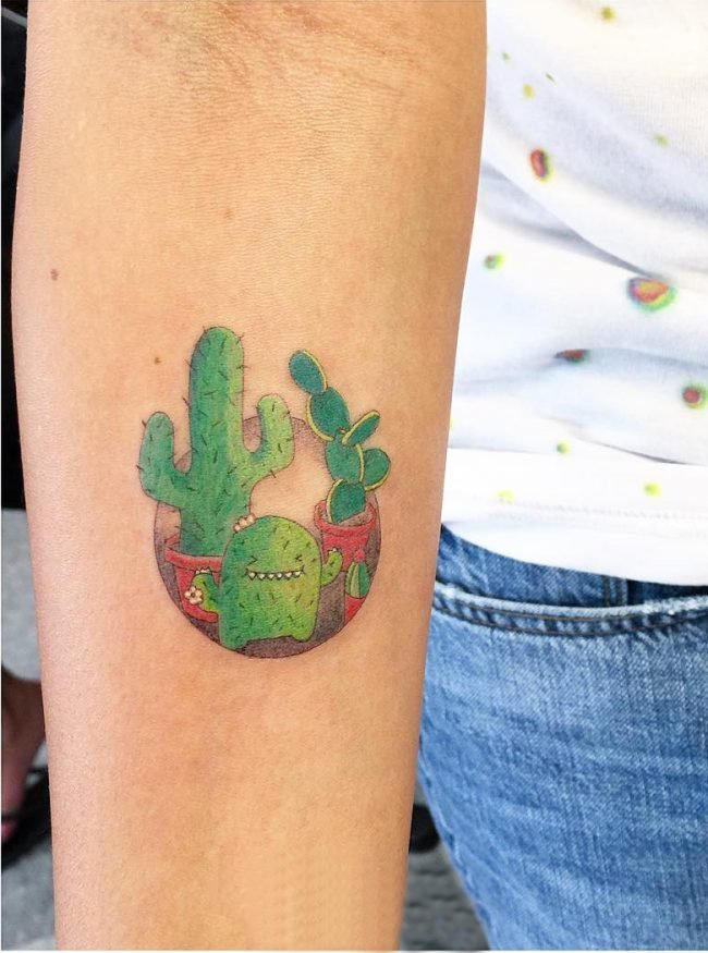 女生手臂上彩绘水彩素描创意文艺仙人掌纹身图片