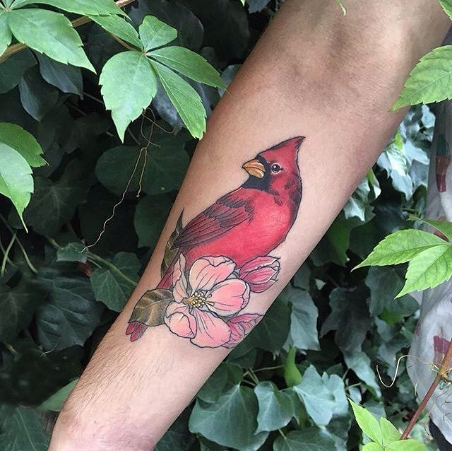 女生手臂上彩绘水彩素描创意小鸟和花朵纹身图片