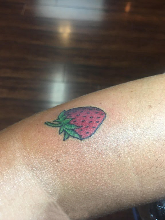 女生手臂上彩绘水彩素描可爱精美草莓纹身图片