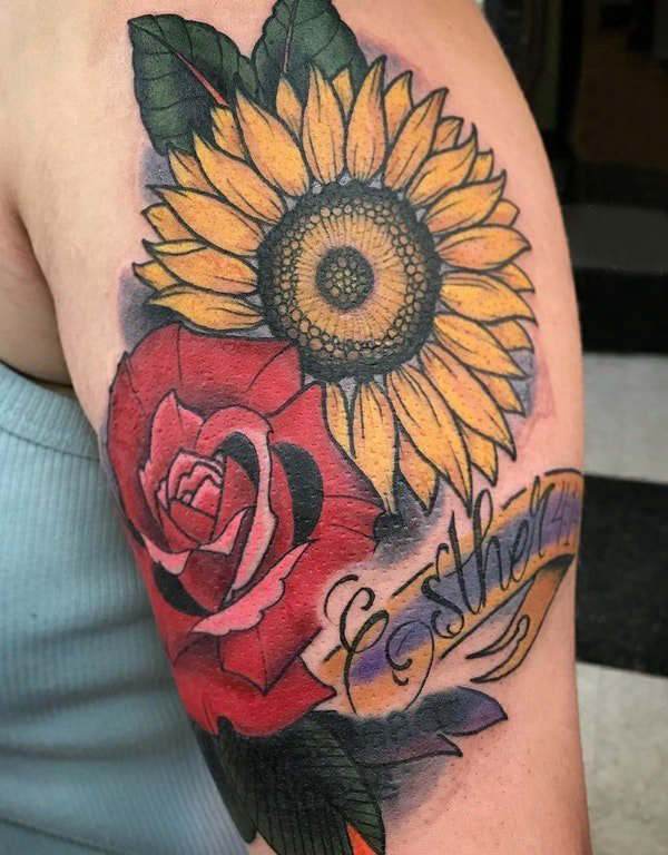 女生手臂上彩绘英文和植物玫瑰和向日葵花朵纹身图片