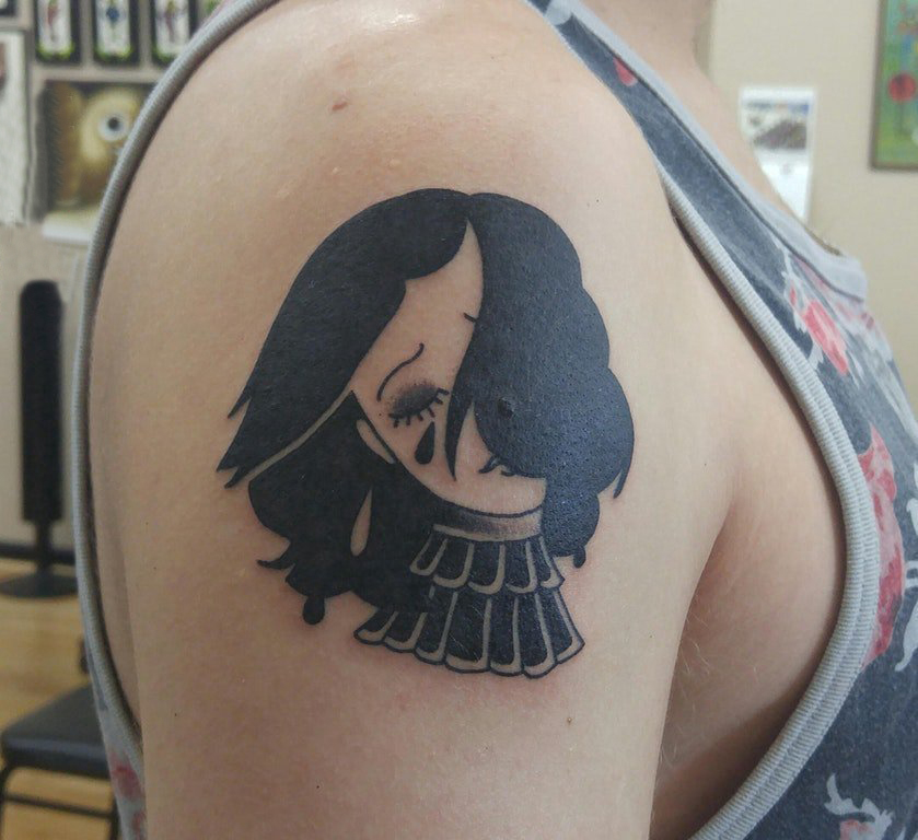 女生手臂上黑灰素描创意抽象女生人物纹身图片