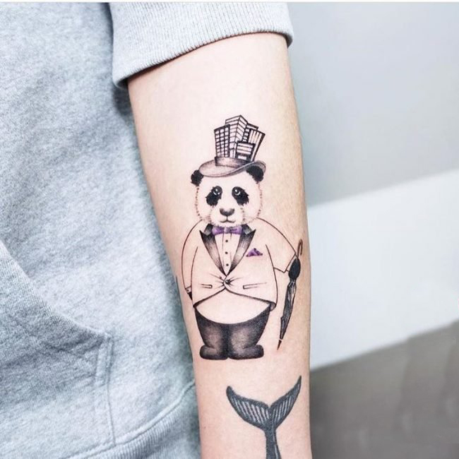 女生手臂上黑灰素描创意可爱熊猫先生纹身图片