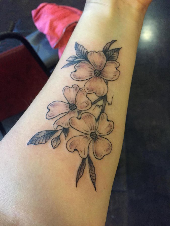 女生手臂上黑灰素描点刺技巧创意花朵纹身图片