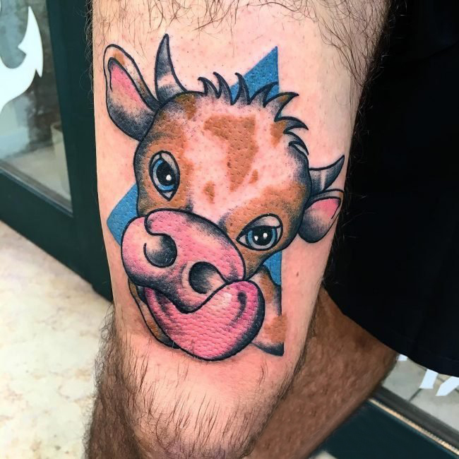 男生大腿上彩绘简单线条小动物牛纹身图片