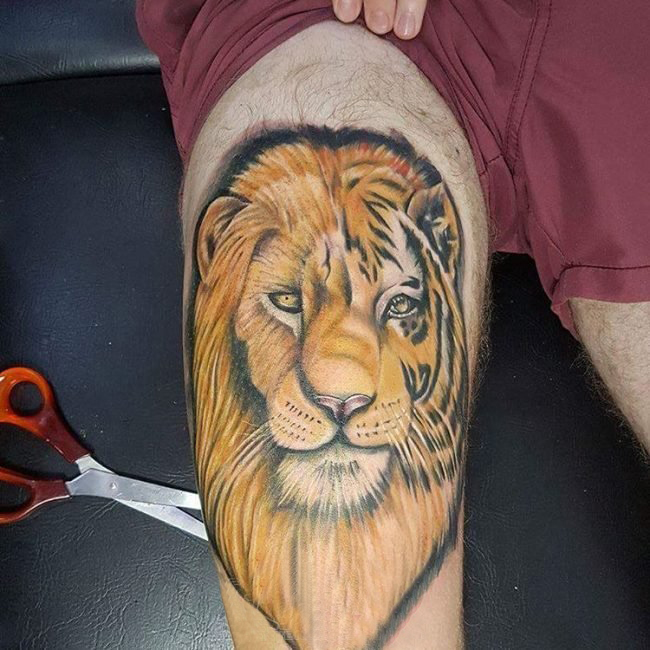 男生大腿上彩绘水彩素描创意霸气狮子头纹身图片