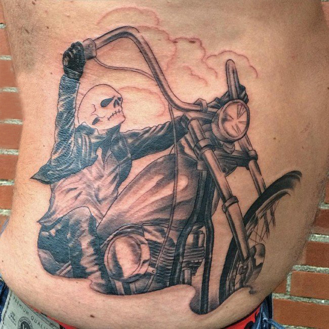 男生腹部黑灰素描点刺技巧创意霸气摩托骑手纹身图片