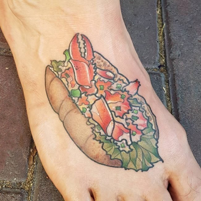男生脚背上彩绘简单线条可口食物纹身图片