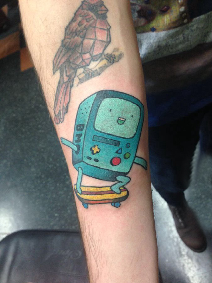 男生手臂上彩绘水彩素描创意可爱机器人纹身图片