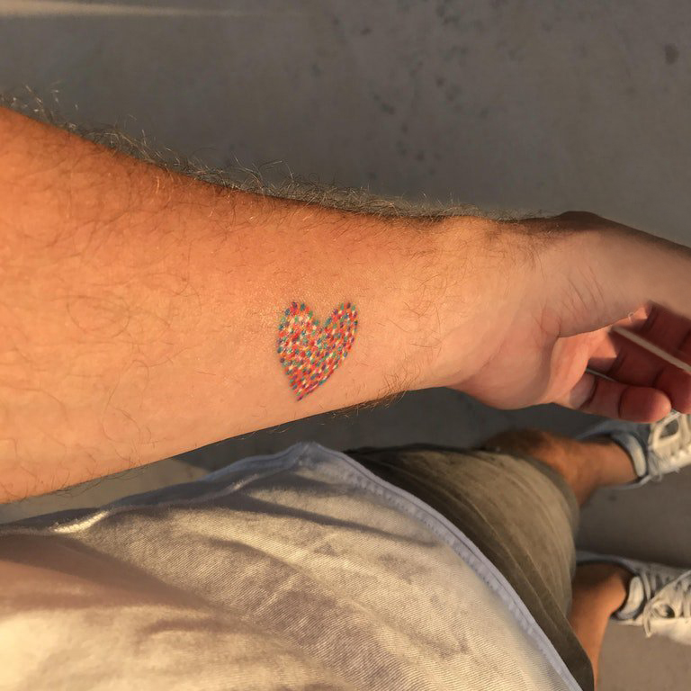 男生手臂上彩绘水彩素描创意心形纹身图片