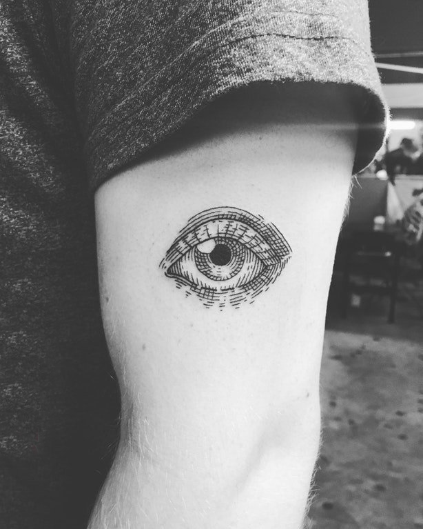 男生手臂上黑灰素描创意精美眼睛纹身图片