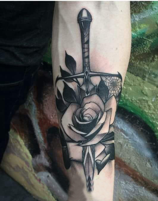 男生手臂上黑灰素描点刺技巧创意玫瑰匕首纹身图片