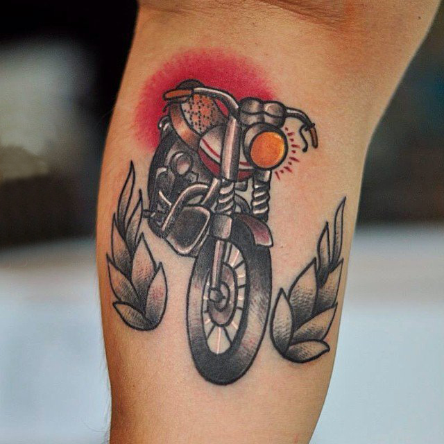 男生小腿上彩绘水彩素描创意摩托车纹身图片