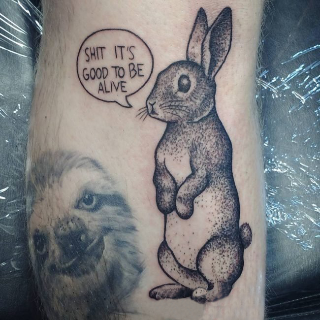 男生小腿上黑色点刺简单线条英文和小动物兔子纹身图片