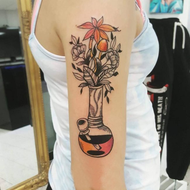 女生手臂上彩绘几何线条花瓶和植物花朵纹身图片
