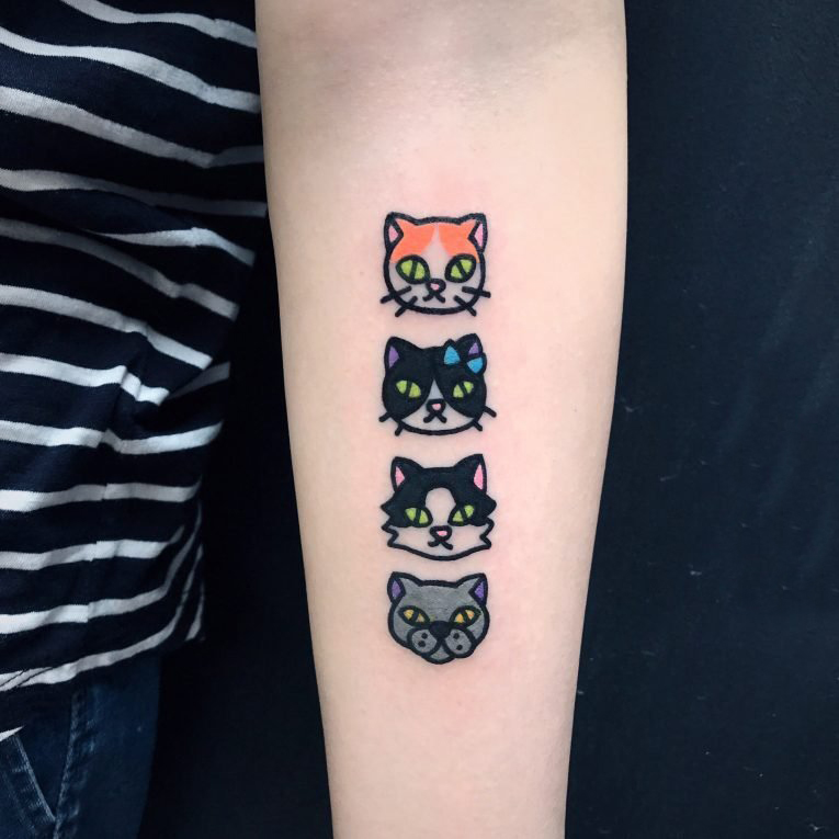 女生手臂上彩绘几何线条卡通小动物猫咪和狗纹身图片