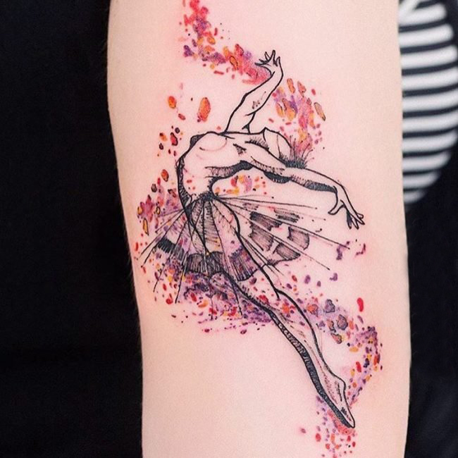 女生手臂上黑灰素描彩绘上水彩创意点点芭蕾舞者文艺纹身图片