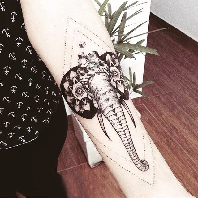 女生手臂上黑灰素描创意几何元素唯美花纹大象纹身图片