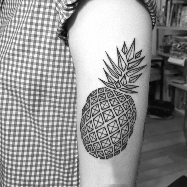 女生手臂上黑色线条几何元素创意精致菠萝纹身图片