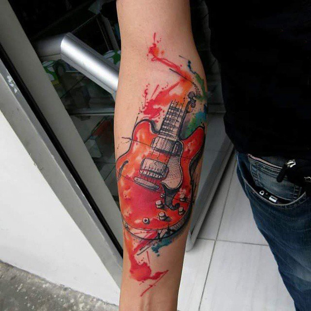男生手臂上彩绘水彩素描创意文艺吉他纹身图片