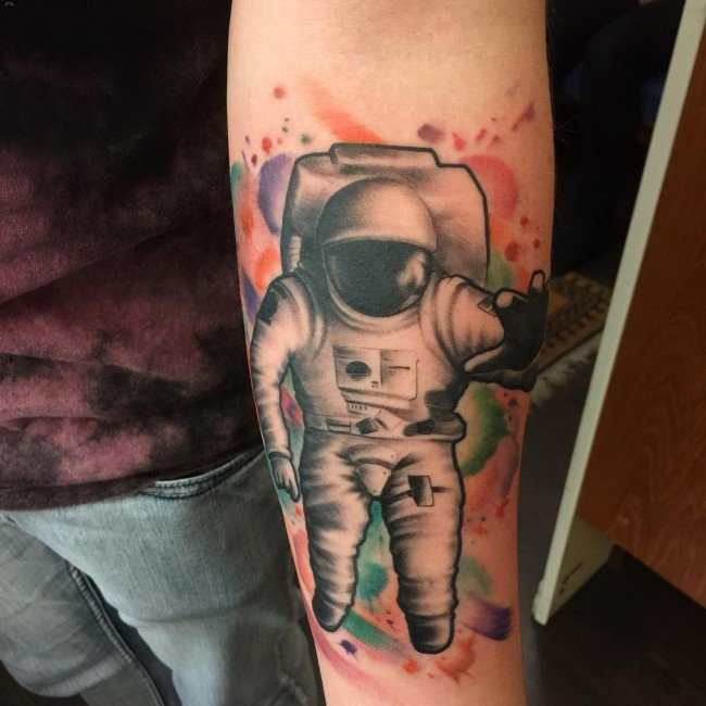 男生手臂上黑灰素描点刺技巧创意宇航员水彩泼墨纹身图片