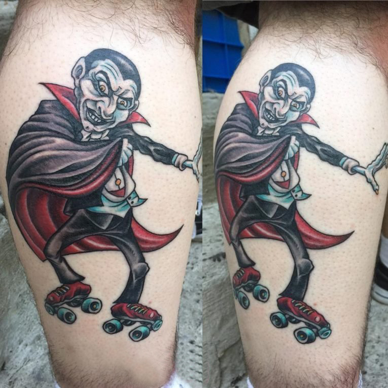 男生小腿上彩绘简单线条卡通人物吸血鬼纹身图片