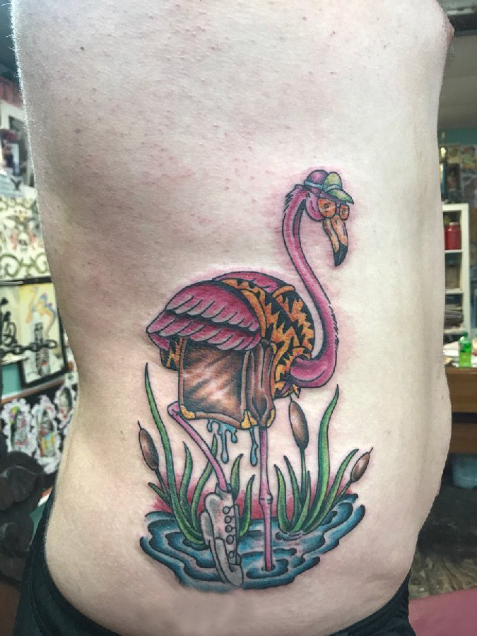 男生侧腰上彩绘简单线条植物和小动物火烈鸟纹身图片