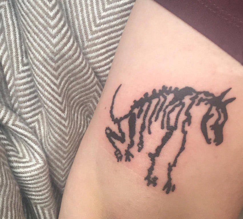 男生大腿上黑色抽象线条小动物骷髅骨架纹身图片