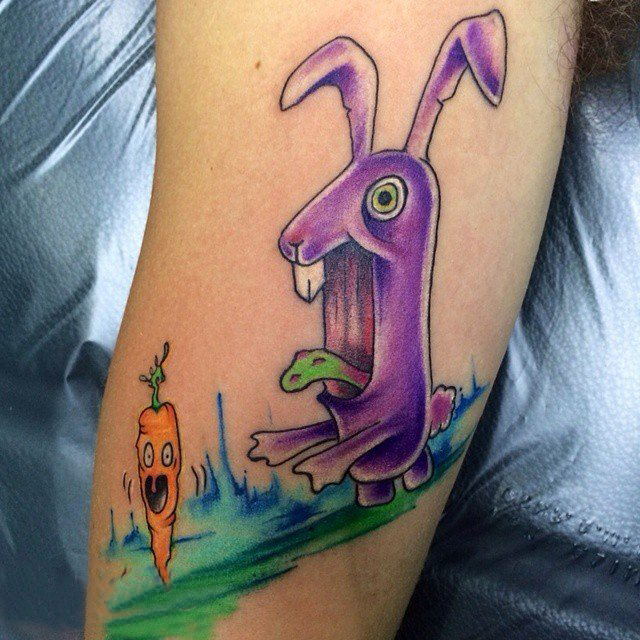 男生手臂上彩绘渐变线条食物胡萝卜和兔子纹身图片