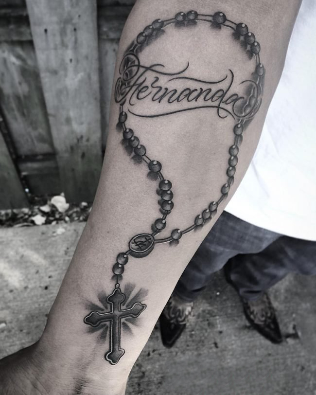 男生手臂上黑灰素描创意精致十字架项链纹身图片