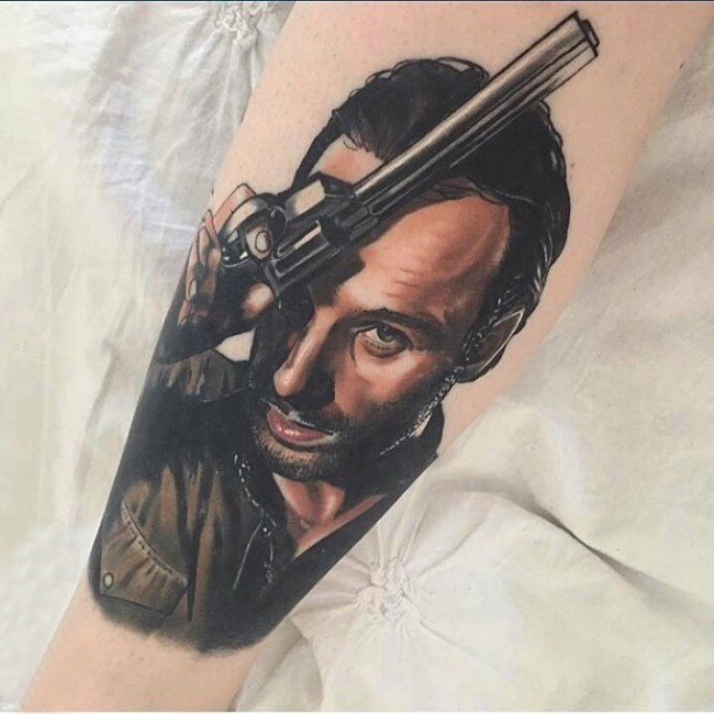男生手臂上黑灰素描点刺技巧创意男生人物恐怖纹身图片