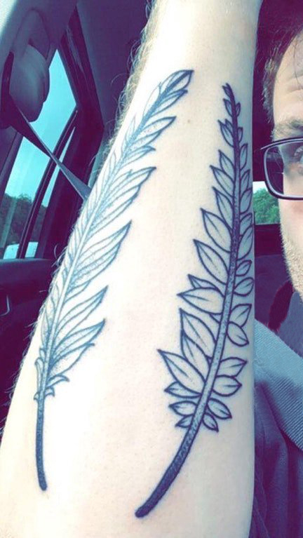 男生手臂上黑色点刺简单线条植物叶子纹身图片