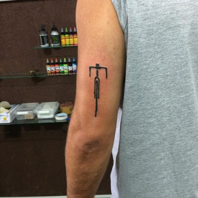 男生手臂上黑色素描创意十字架纹身图片