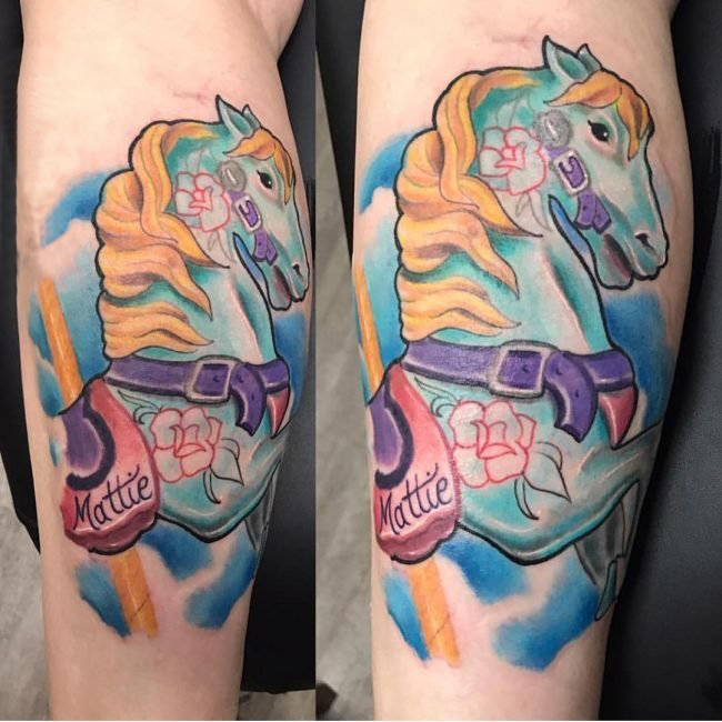 男生小腿上彩绘水彩素描创意马头纹身图片