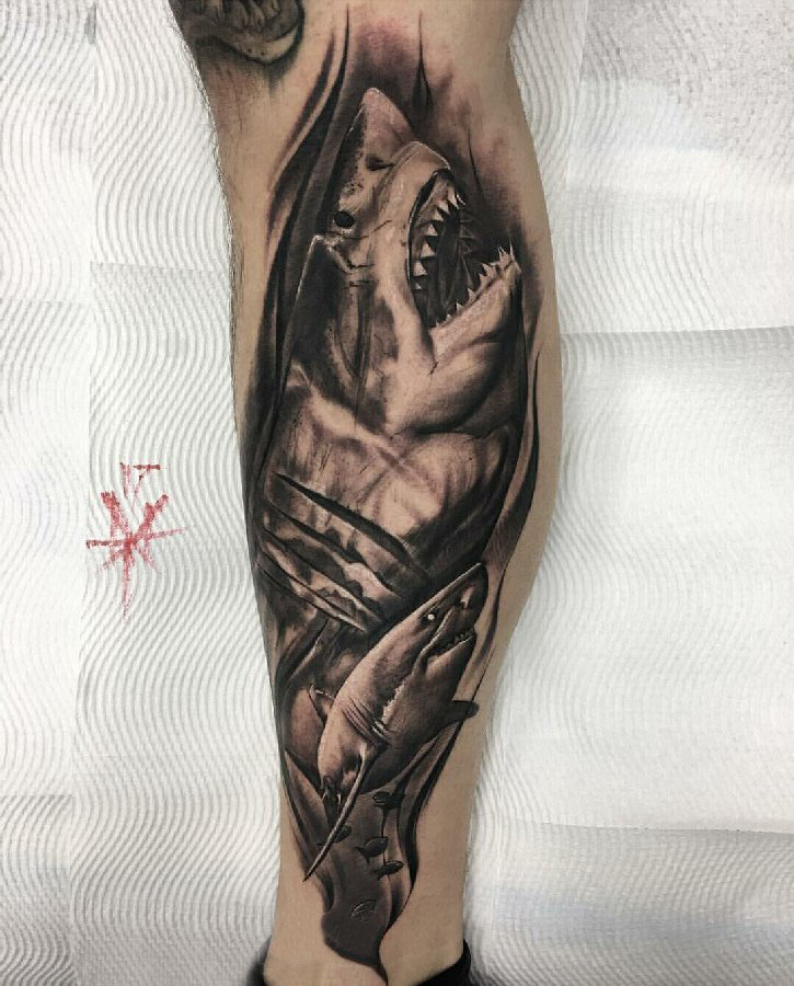 男生小腿上黑色点刺抽象线条小动物鲨鱼纹身图片