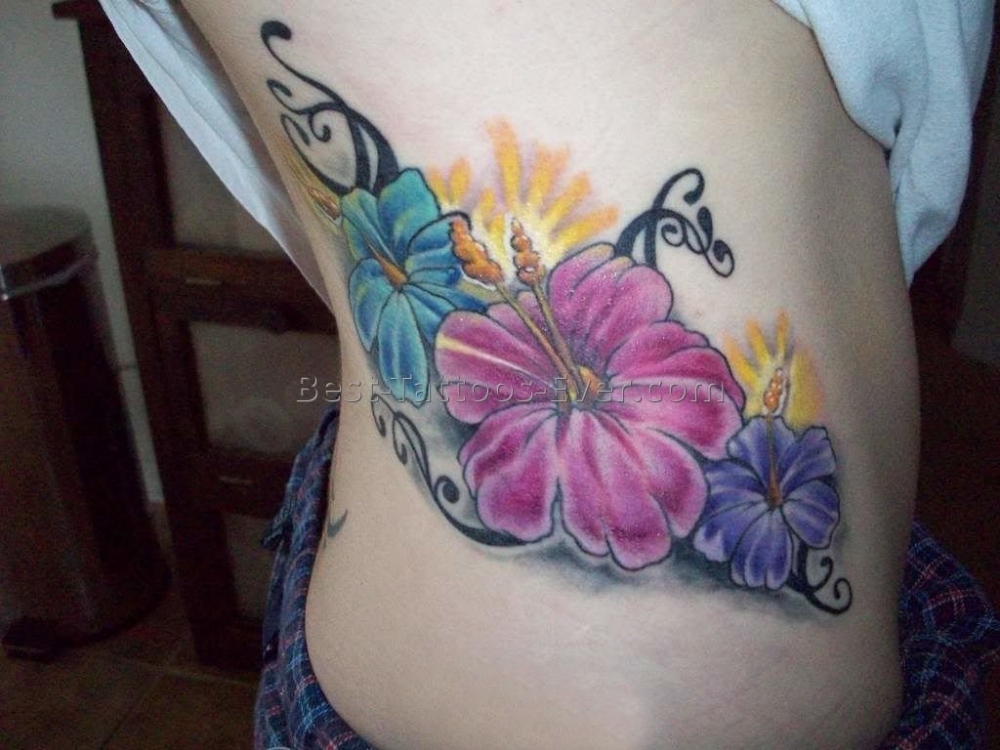 女生侧腰上彩绘水彩素描创意文艺唯美花朵纹身图片