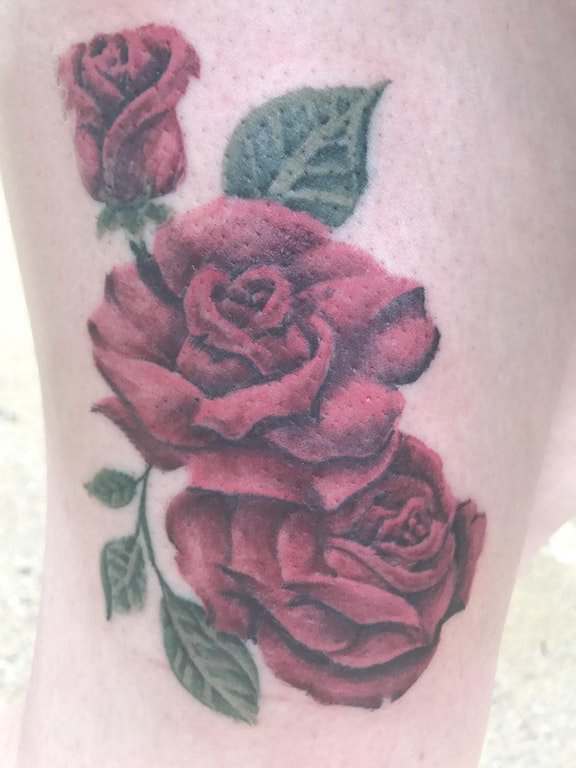 女生大腿上彩绘植物叶子和花朵玫瑰纹身图片