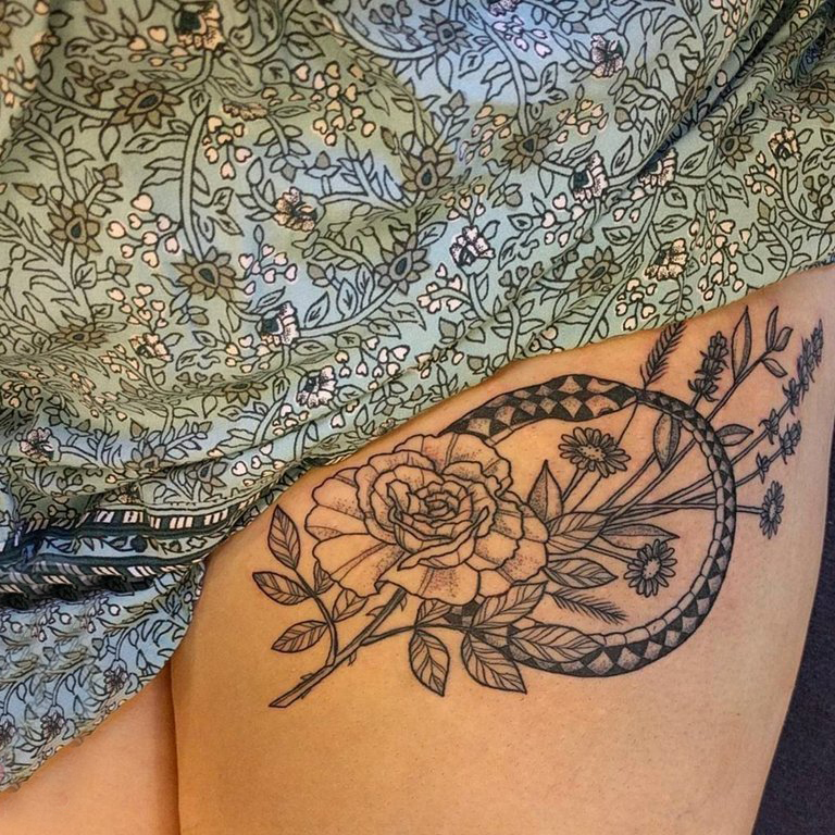 女生大腿上黑色点刺几何线条植物花朵纹身图片