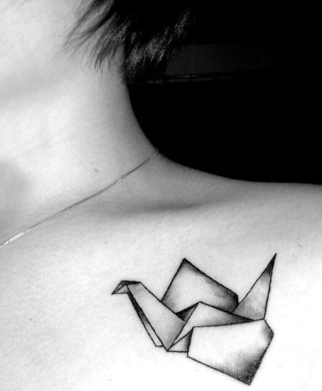 女生肩部黑灰点刺几何线条折纸千纸鹤纹身图片