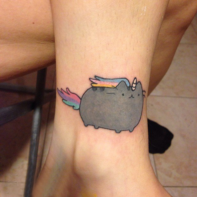 女生脚踝上彩绘渐变简单线条小动物猫咪纹身图片
